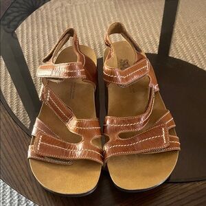 SAS Women’s swerve- strap sandal brand new size 9